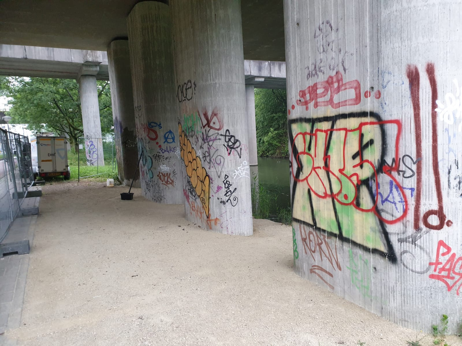 Graffiti verwijderen betonnen pilaren